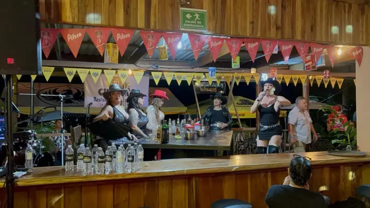 Show en la barra con banderines