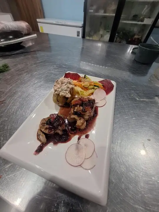 Plato de la casa con salsa de la casa