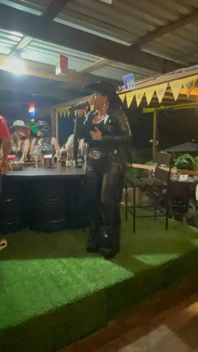 Cantante en el escenario de grama