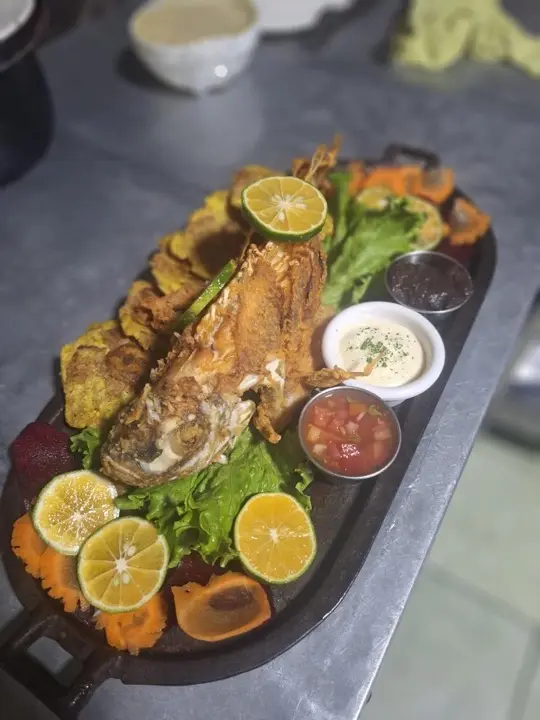 Pescado entero frito con limones
