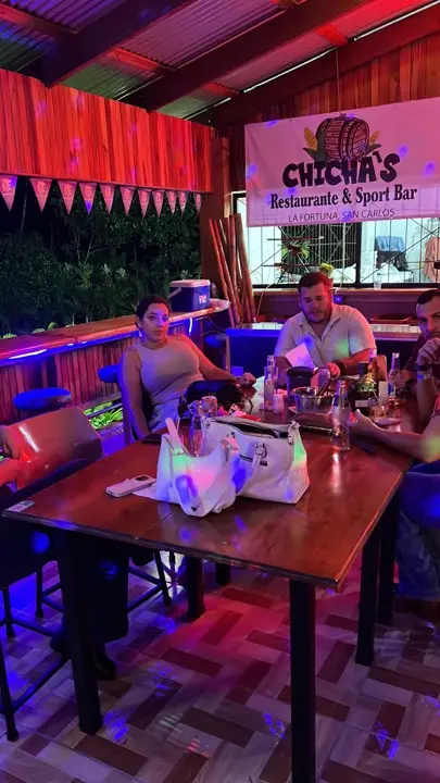 Una mesa en Chicha's con luces de neón