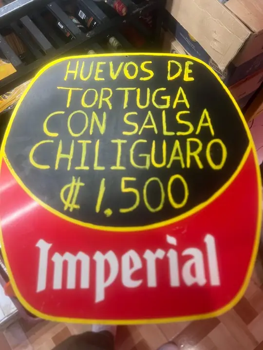 Pizarra: huevos de tortuga con salsa chiliguaro